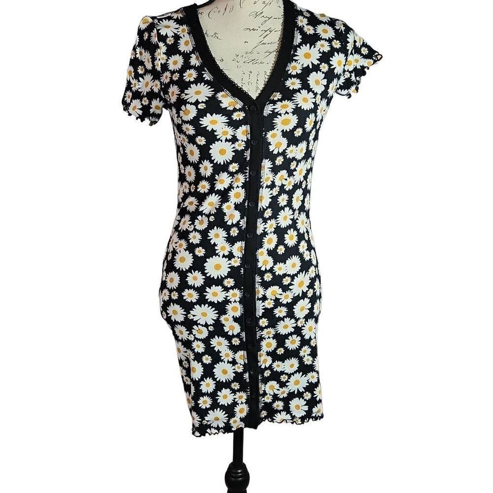 Forever 21 Ladies Size Small Black White YellowâDaisy Print Ribbed Button Dress